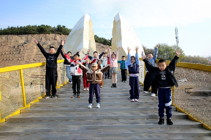 2024 年 11 月 9 日，，，，，，，，兴发游戏xf大连和兴发游戏xf医疗大连协同发展海岸环境美化活动 