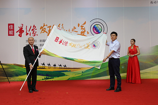 兴发游戏xf（中国）西北区域总代表吉田昌弘为文化采风团队领队新疆都市报社长石锋授旗
